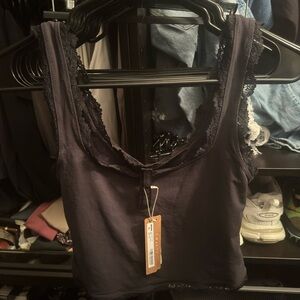 SKIMS Lace Crop Fits Everybody